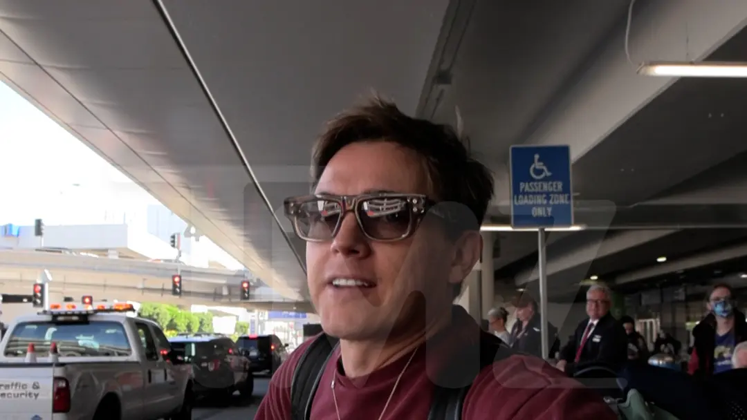 Jesse McCartney falou que o parto do primeiro filho dele deixou ele com um trauma. Ele tá animado pra ter uma menina, m…