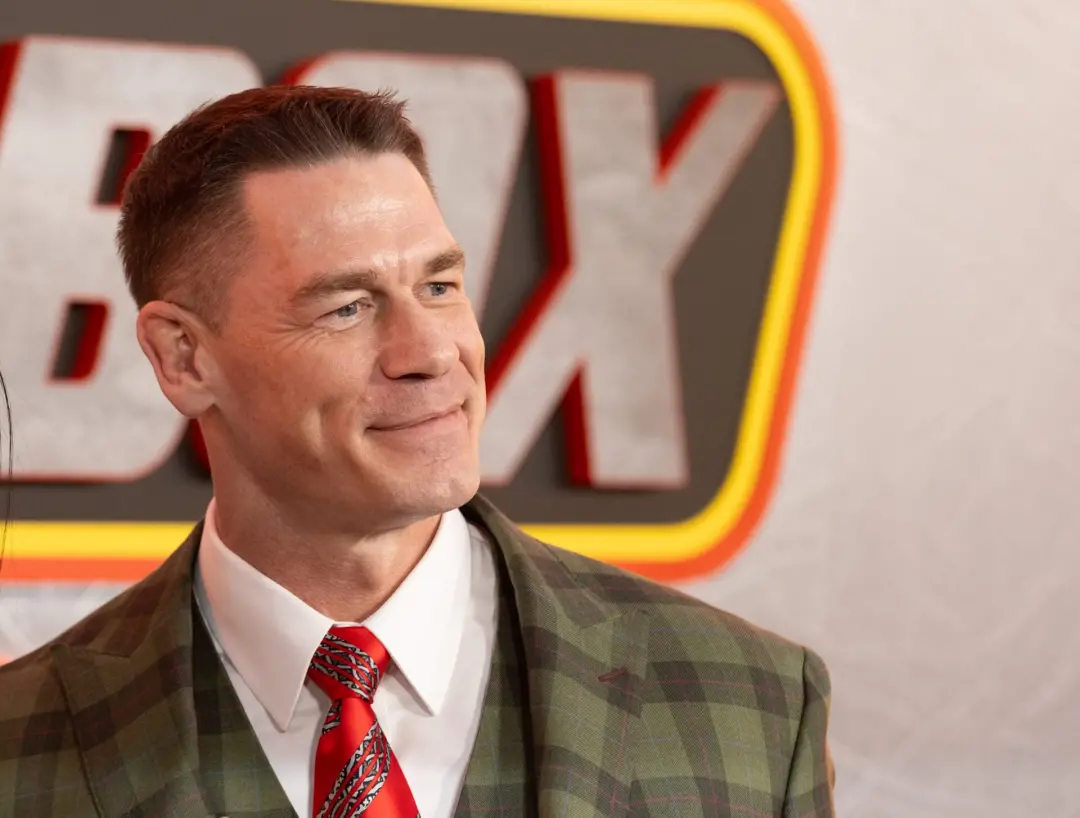 John Cena fez a entrada oficial para entregar a bola do Banana Bowl de 2026 no evento entre Texas Tailgaters e Savannah…