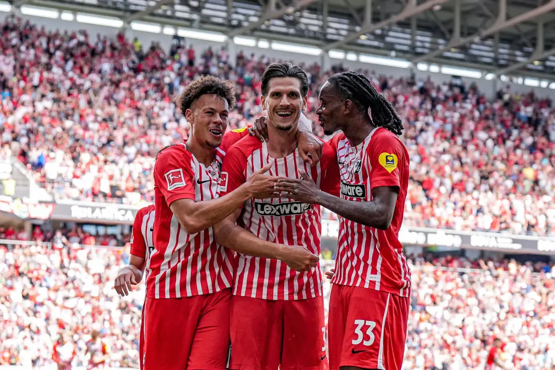 Freiburg tá invicta com três vitórias e um empate nos quatro jogos da temporada 2026/27, marcando 12 gols e sofrendo só…