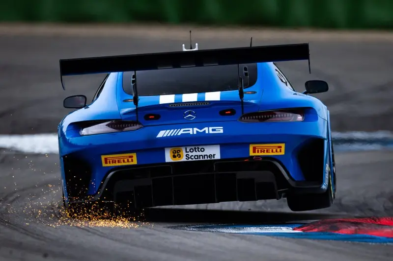 Auer venceu a primeira corrida da DTM em Hockenheim após drama na disputa pelo título e o acidente de Engstler. A luta …