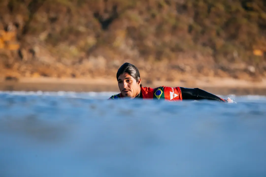 Gabriel Medina, aos 32 anos, segue mirando o título mundial, ainda buscando a primeira vitória na temporada após retorn…