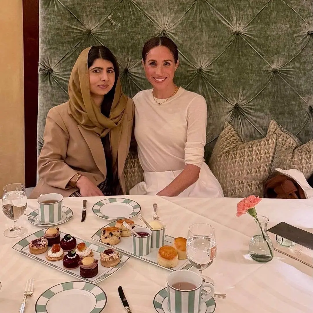 Meghan Markle e Malala Yousafzai foram vistas no Claridge's em Londres no dia 7 de outubro. Um encontro entre figuras p…