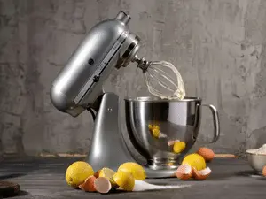 Batedeira KitchenAid de 4,8 litros com acessórios tá com 24% de desconto agora. Acho que é bom aproveitar se precisar d…