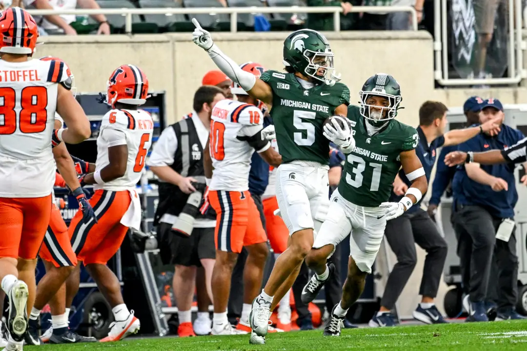 Michigan State perdeu para Illinois por 38 a 37 no overtime, com uma decisão de flagrante no onside kick. O árbitro Kei…