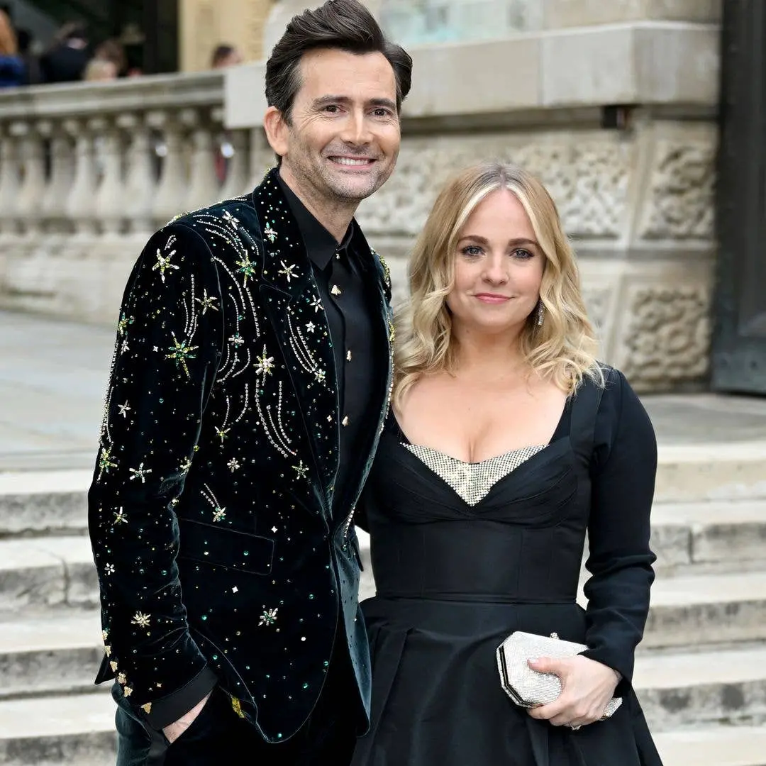 David Tennant fez sua primeira tatuagem aos 53 anos e manteve a esposa Georgia sem saber disso. Acho legal que ele tenh…