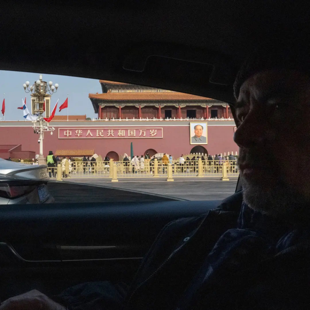 China mais rica, mas também mais paranoica. Um correspondente viu trens bala e arranha-céus, mas o aparato de vigilânci…