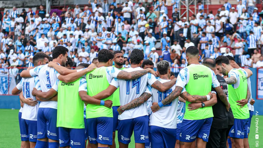 Em Brusque, o jogo Brusque x Paysandu foi parado no intervalo porque houve problemas de segurança no setor da torcida v…