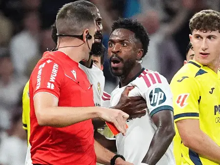 Vini Jr pediu desculpas depois de ser expulso por puxar o cabelo de um rival durante a vitória do Real. É um lance de m…