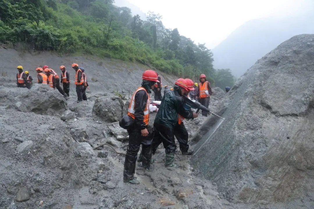 Deslizamento de terra em Chumnubri, Nepal, causou enchente que arrastou casas e pontes. É um lembrete forte de como a n…