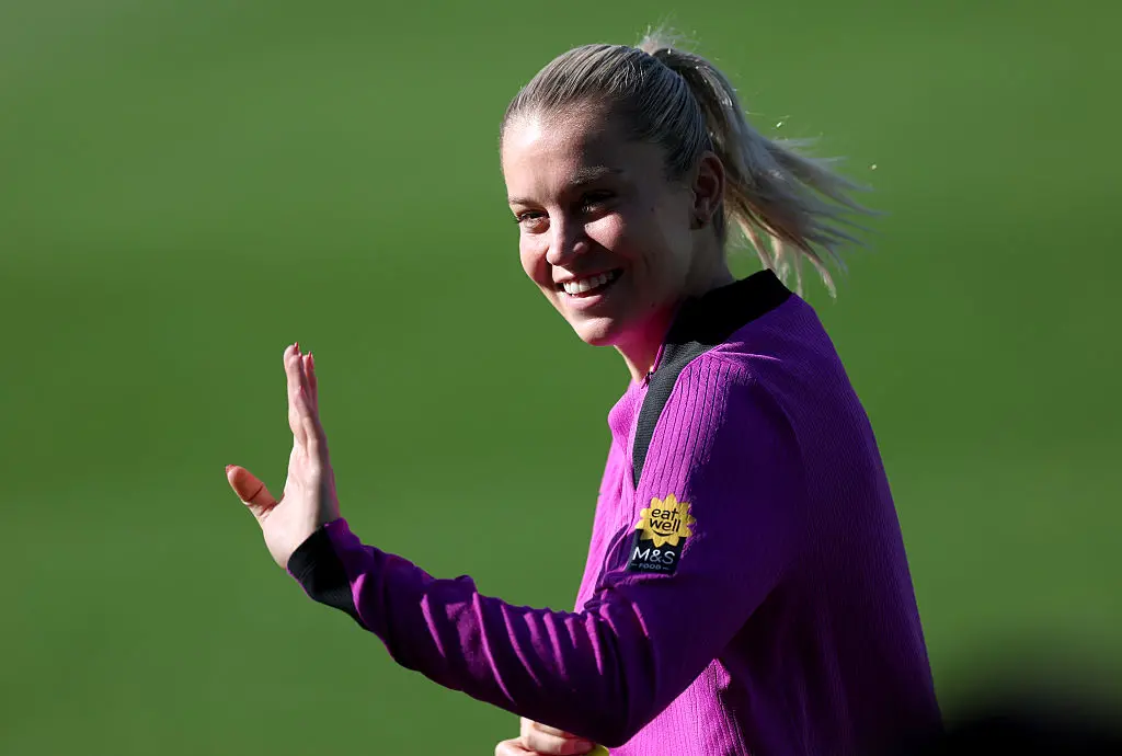 Alessia Russo levou o prêmio de Jogadora do Ano da Inglaterra Feminina 2025-26, depois de marcar cinco gols pelo país. …