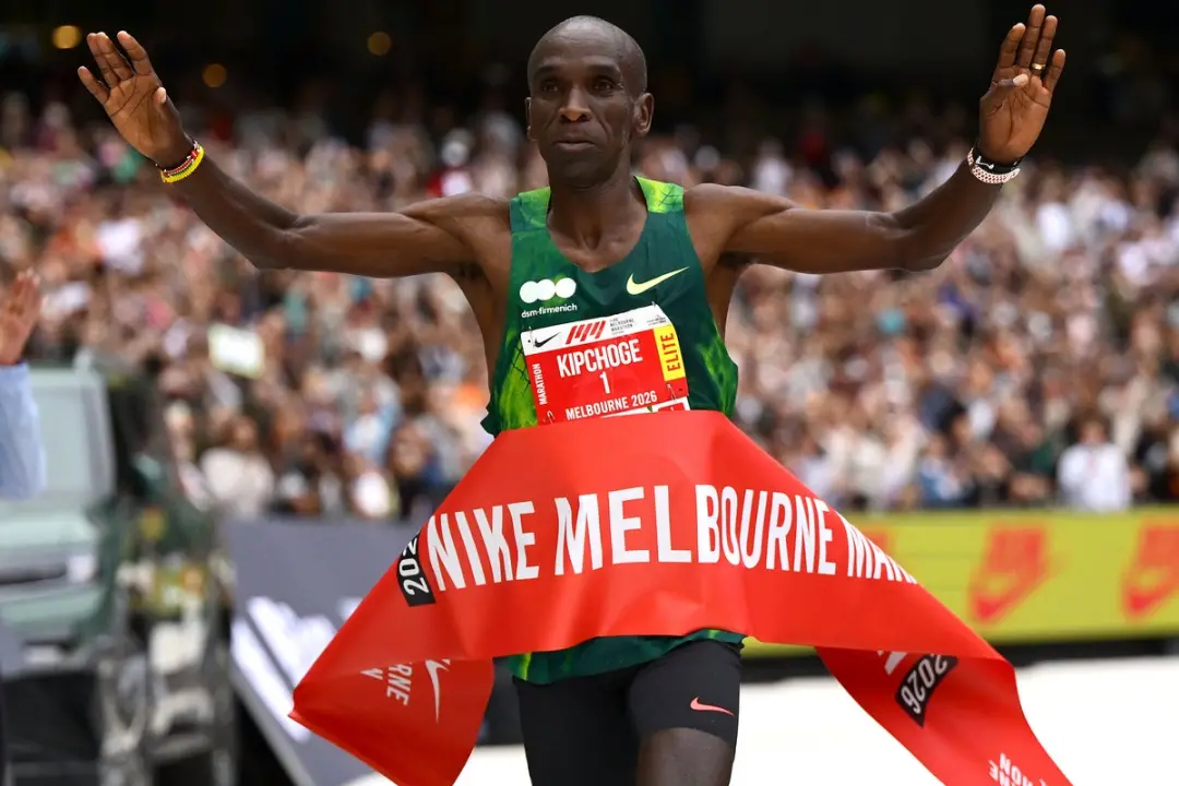 Eliud Kipchoge venceu a maratona em Melbourne com tempo de 2:09:10, batendo o recorde do percurso. Achei muito legal el…